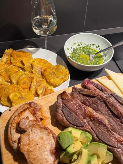 How to make grilled ribs with chimichurri and fried tostones